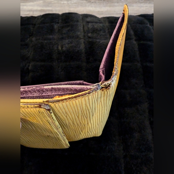 LV EPI DOUBLE SNAP WALLET - Picture 9 of 13